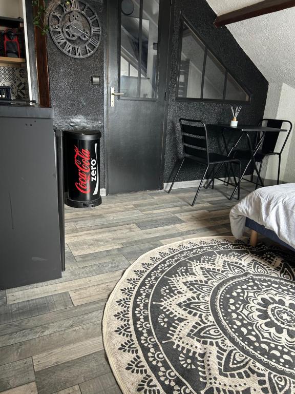 sala de estar con alfombra en el suelo en LE VICTORIA, en Besançon