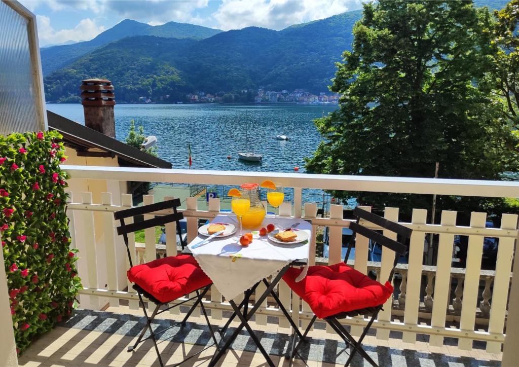 una mesa con un plato de comida en el balcón en Rifugio sul Lago di Lugano a Porto Ceresio en Porto Ceresio