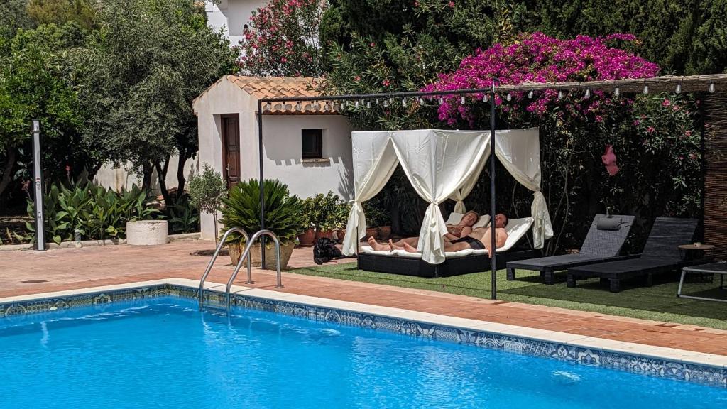 una piscina frente a una casa en La Cañota King Rooms Adults Only, en Talara