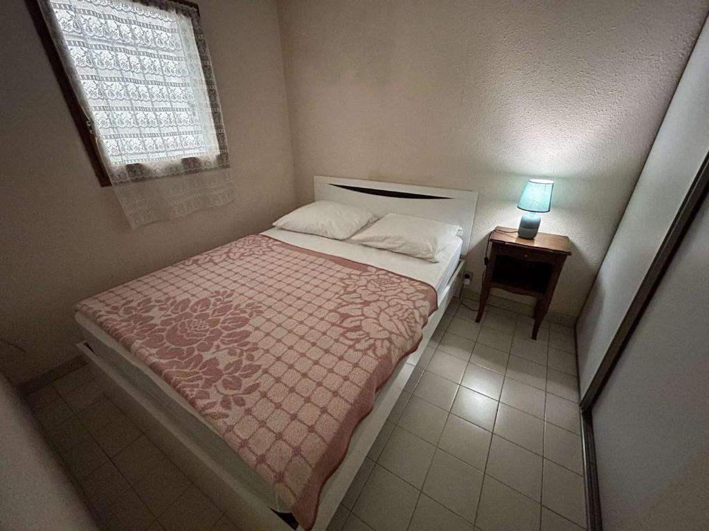 Katil atau katil-katil dalam bilik di Appartement Le Grau-du-Roi, 2 pi&egrave;ces, 4 personnes - FR-1-250-114