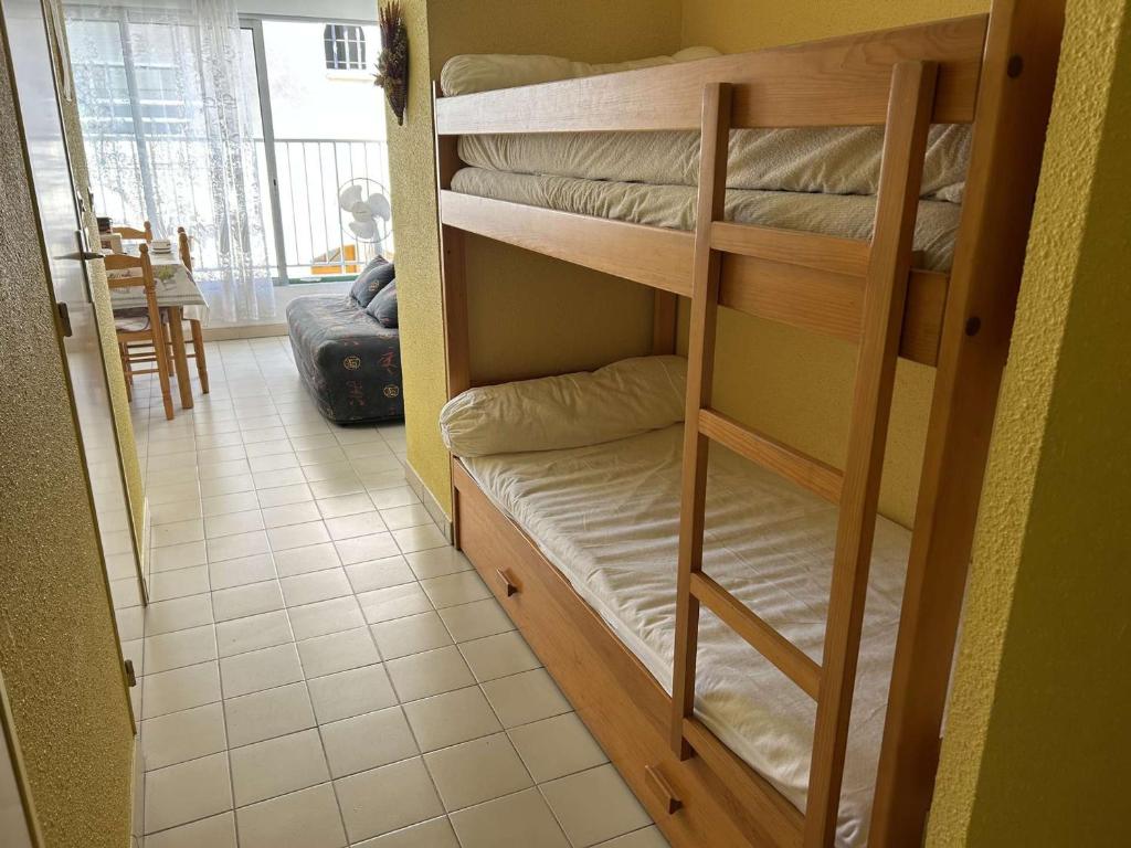 Katil dua tingkat atau katil-katil dua tingkat dalam bilik di Appartement Le Grau-du-Roi, 2 pi&egrave;ces, 4 personnes - FR-1-250-114
