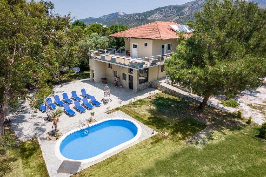 an aerial view of a house with a swimming pool and chairs at Marti Garden Suites in Skala Prinou