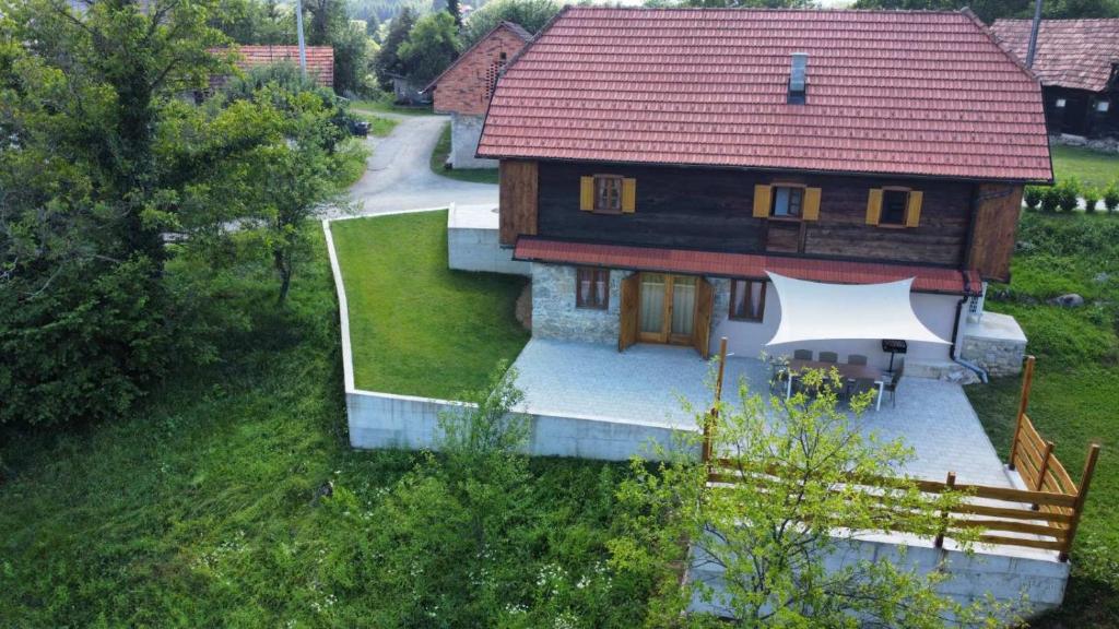 an aerial view of a house with a red roof at Ruralna kuća za odmor VILLA POŽUN in Ozalj