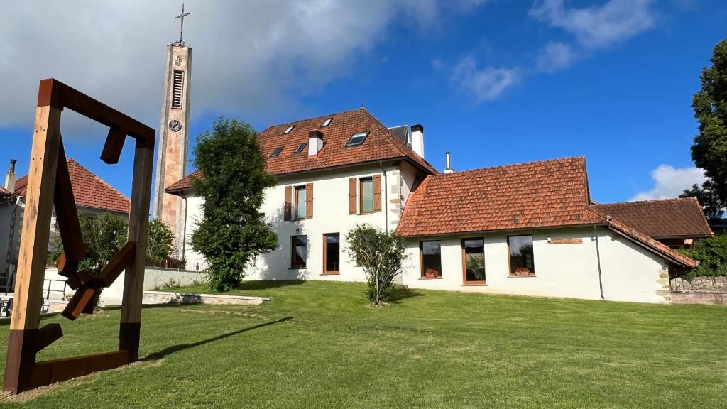 una grande casa bianca con un prato di Casa Rural Roncesvalles a Espinal-Auzperri