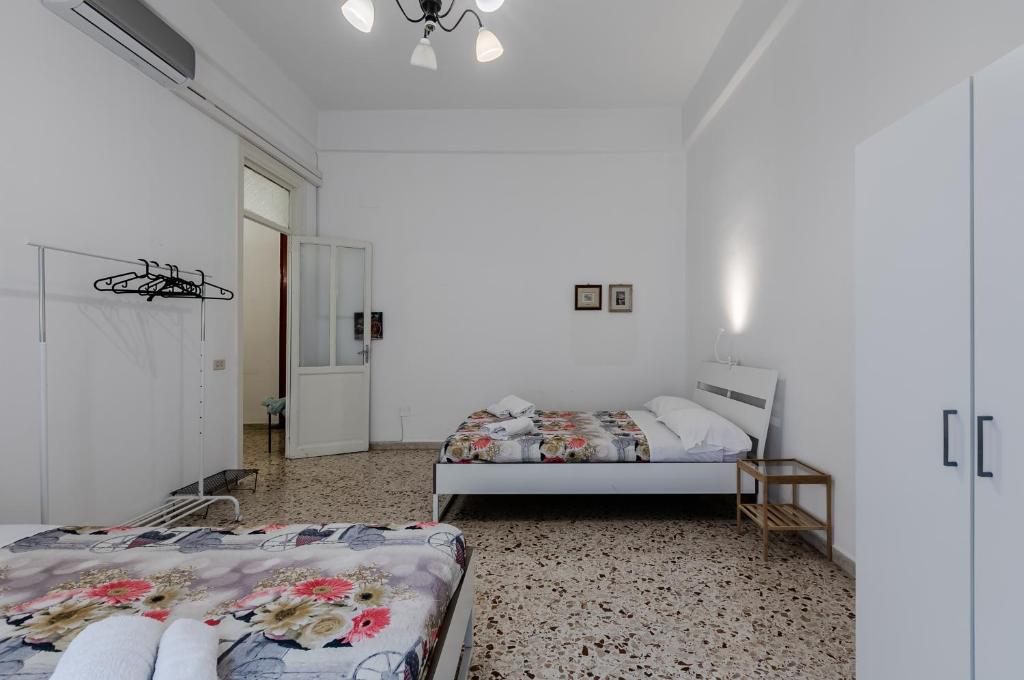 A bed or beds in a room at Palermo Central Apartment