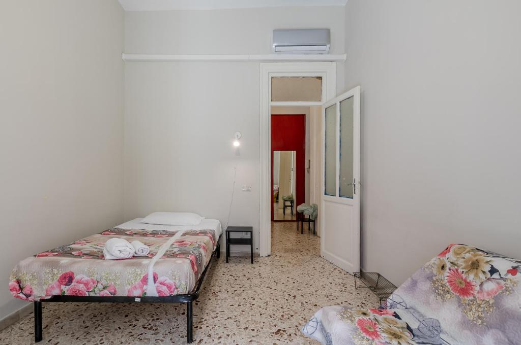 A bed or beds in a room at Palermo Central Apartment
