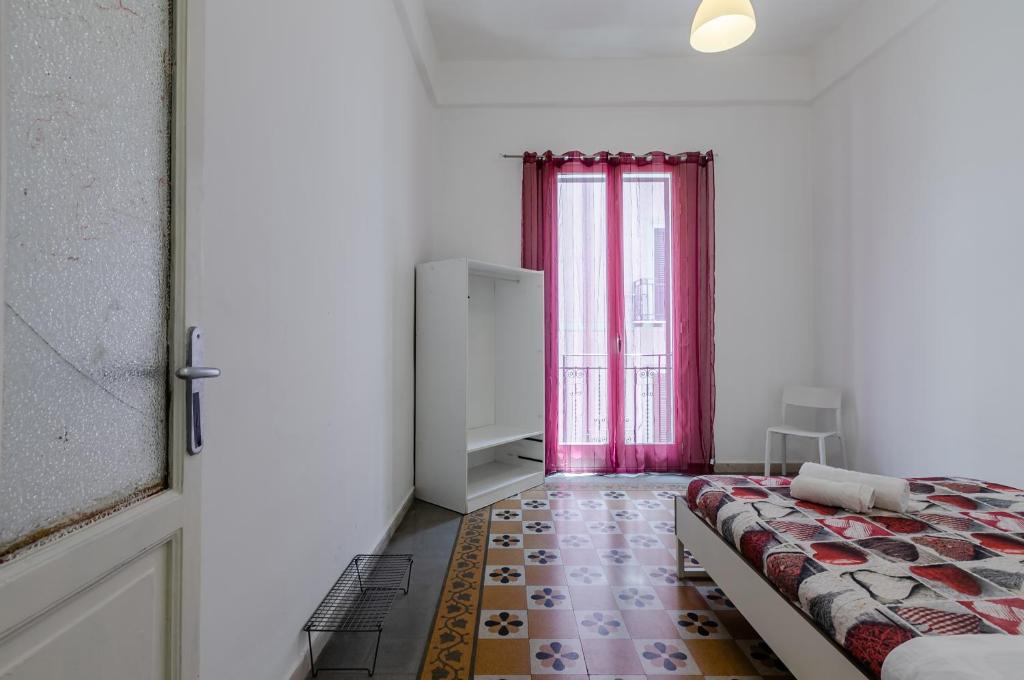 A bed or beds in a room at Palermo Central Apartment