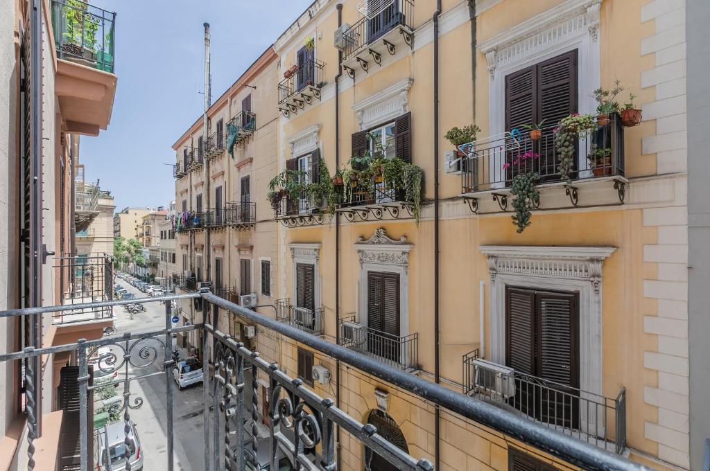 A balcony or terrace at Palermo Central Apartment