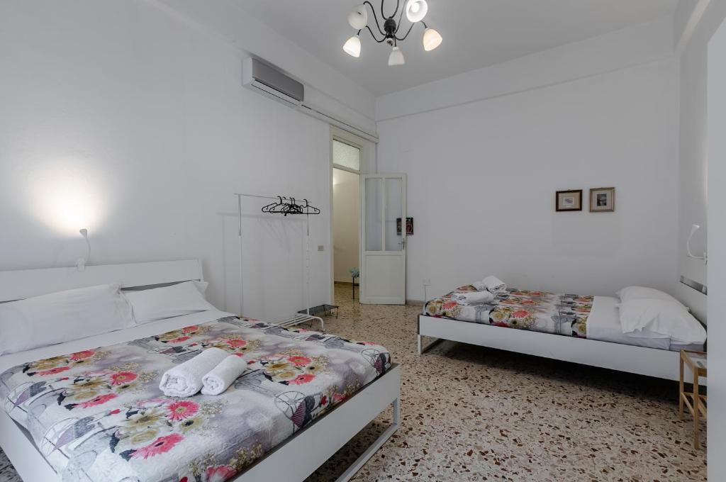 A bed or beds in a room at Palermo Central Apartment
