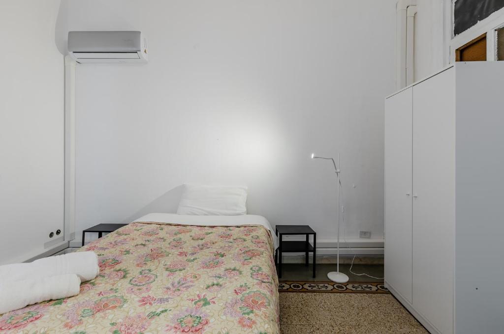 A bed or beds in a room at Palermo Central Apartment