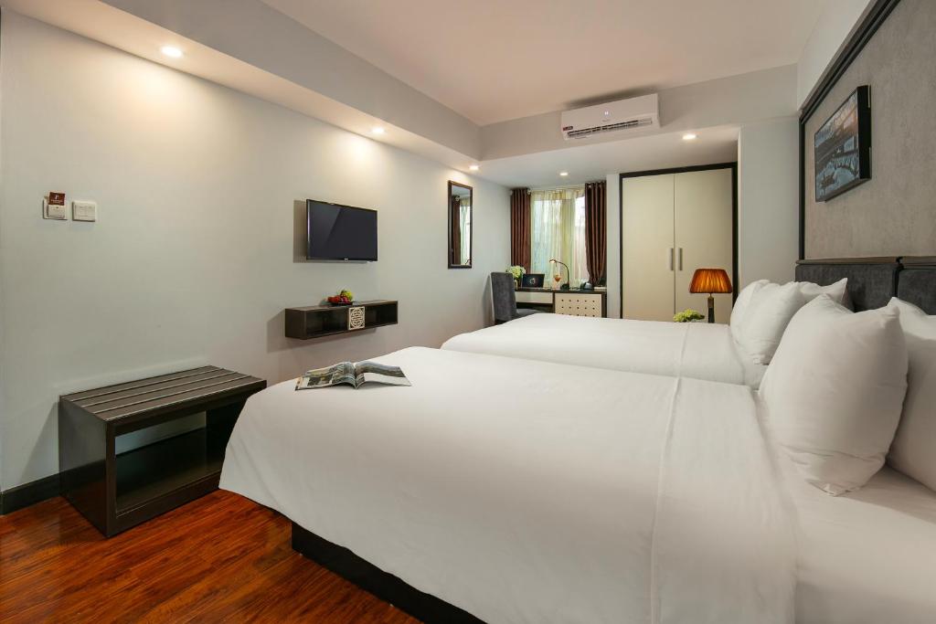 Postel nebo postele na pokoji v ubytování Hanoi La Palm Premier Hotel & Spa