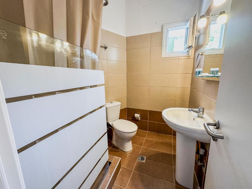 Kúpeľňa v ubytovaní Akrogiali Studios Michaniona