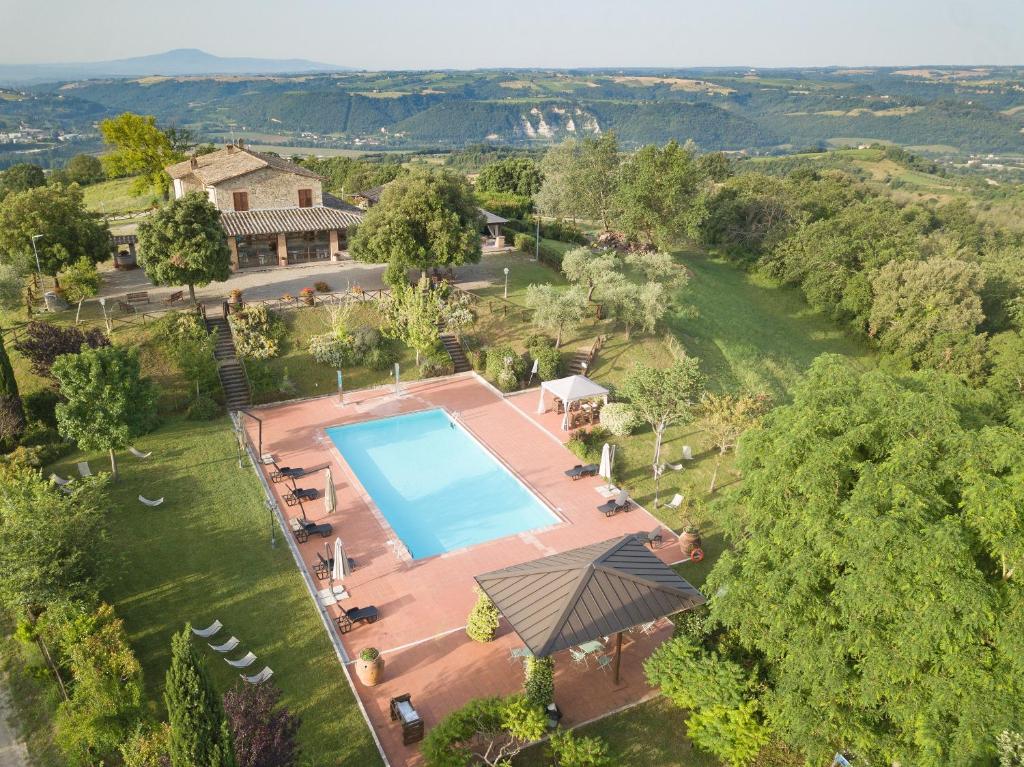 vista aerea di una casa con piscina di Tenuta Di Corbara a Corbara