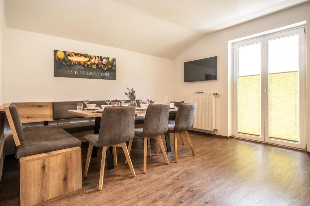 TV a/nebo společenská místnost v ubytování Alpha Apartments