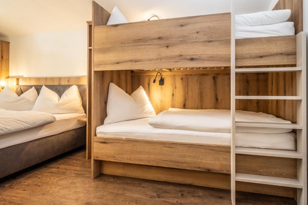 Postel nebo postele na pokoji v ubytování Alpha Apartments