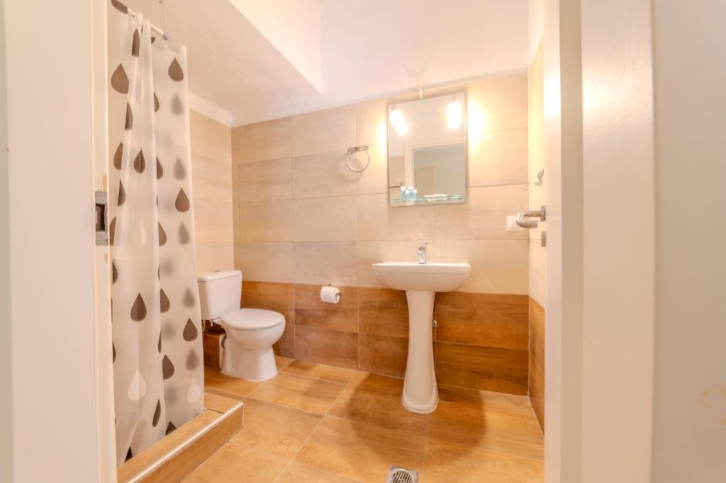 Kúpeľňa v ubytovaní Akrogiali Studios Michaniona