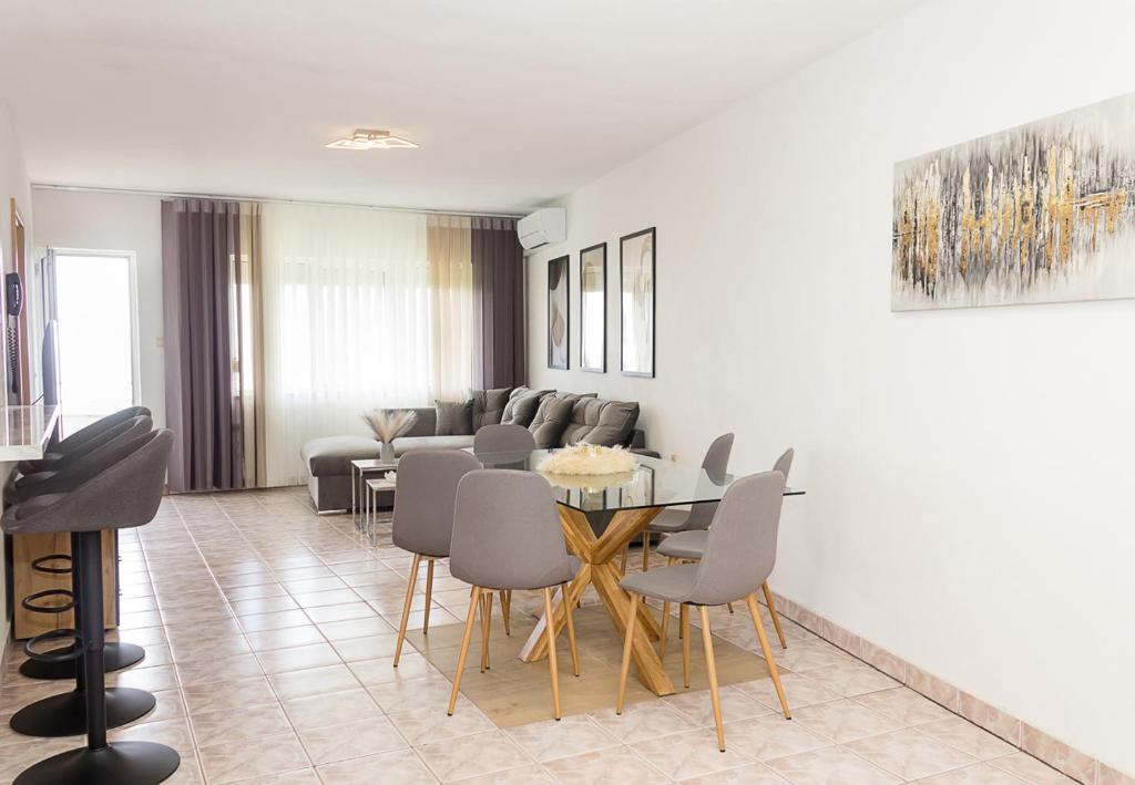 Un comedor con mesa y sillas en Two Identical Designer 2BD Flats with Sea View in Balchik by Flat Mаnager, en Balchik