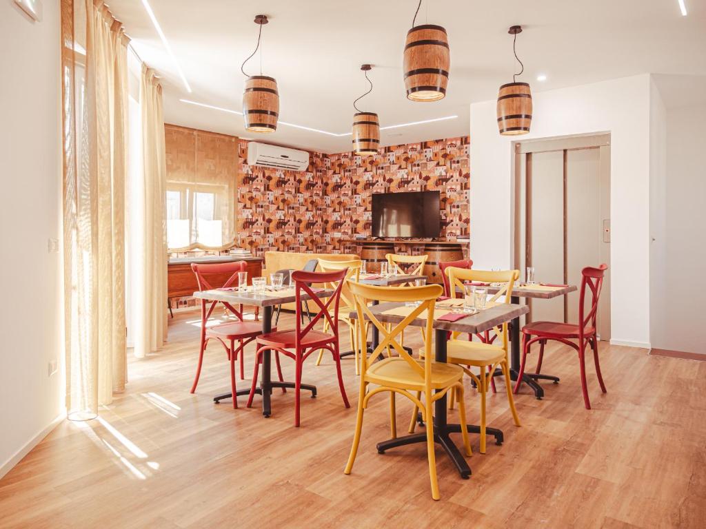 un restaurante con mesas y sillas en una habitación en U Zuccareddu, en Alcamo