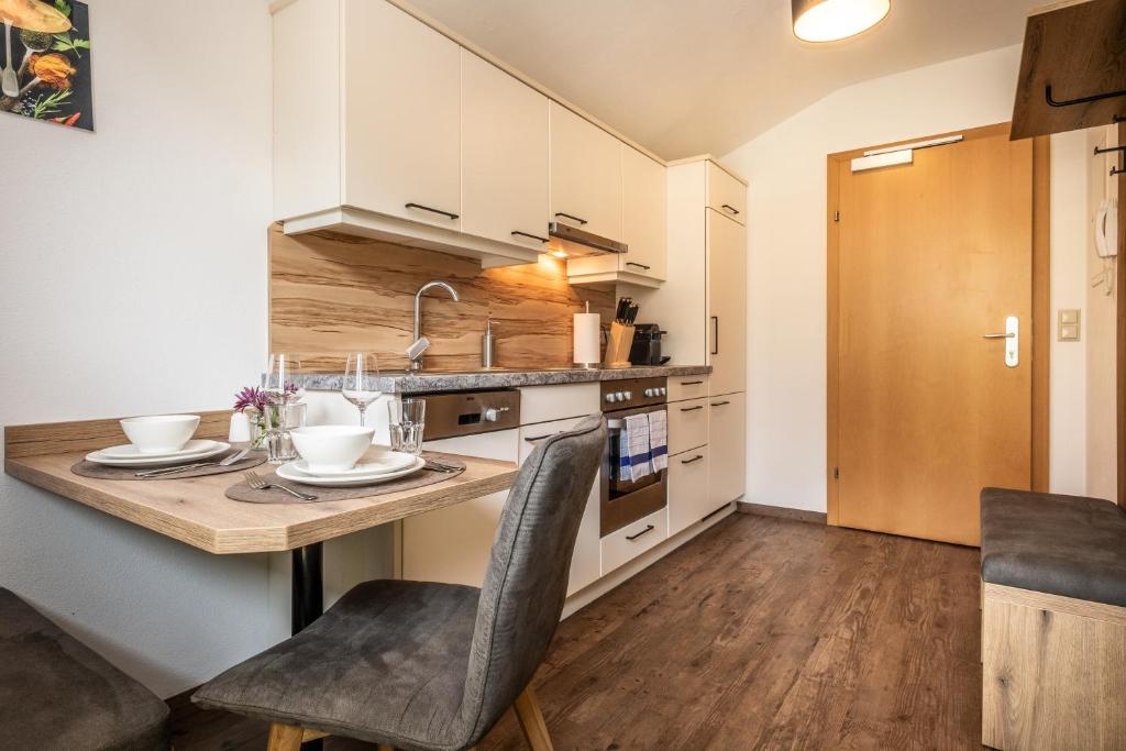 Kuchyň nebo kuchyňský kout v ubytování Alpha Apartments