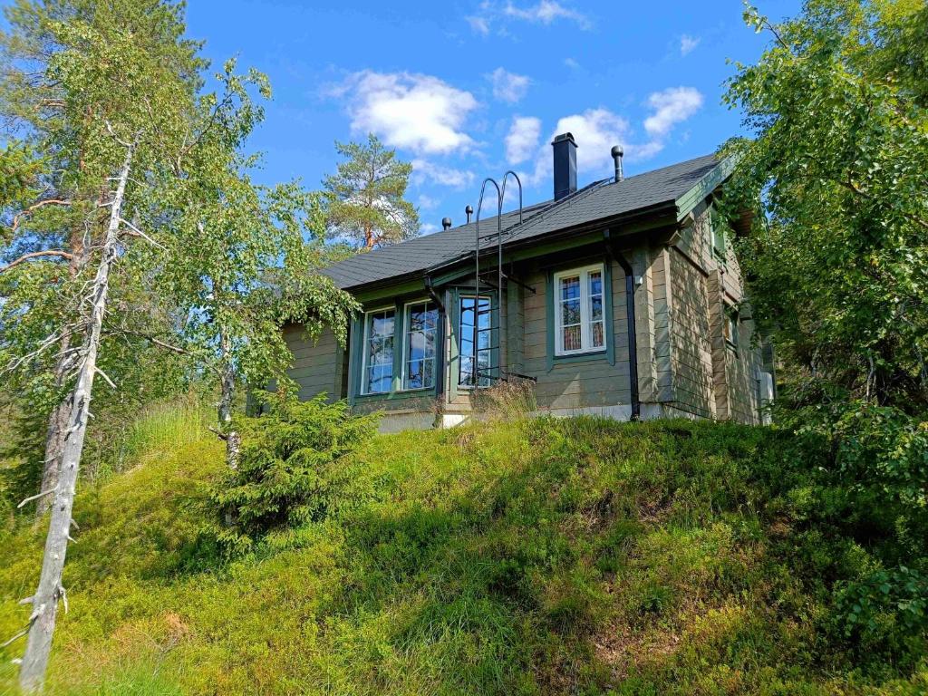 una casa sentada en la cima de una colina en Poronpolku, en Syöte