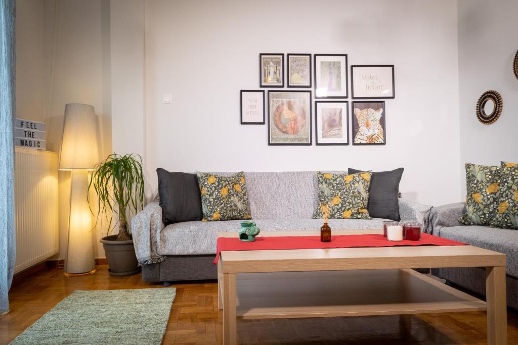 ein Wohnzimmer mit einem Sofa und einem Couchtisch in der Unterkunft Eunoia Luxury Apartment Thessaloniki in Thessaloniki
