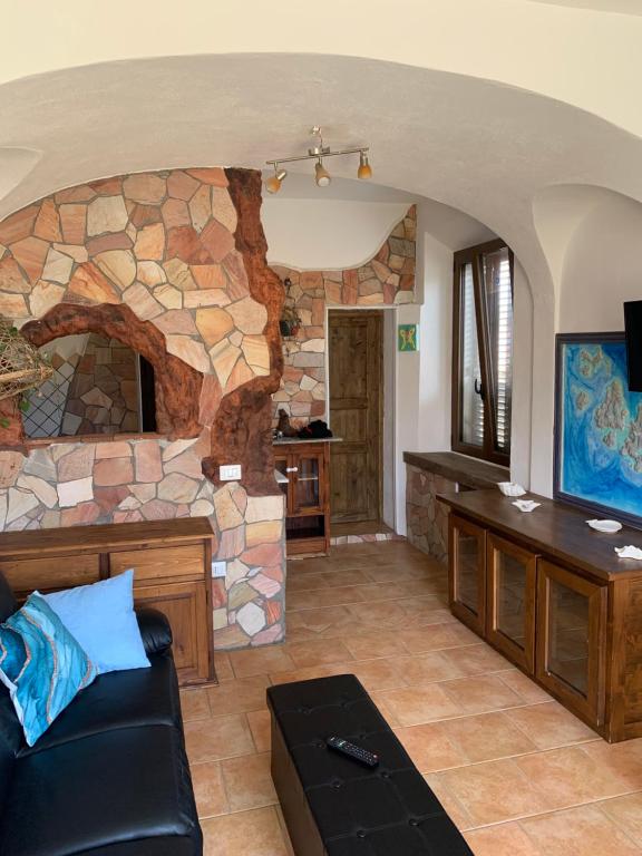 a large living room with a stone wall at Casa Balilla 2 in La Maddalena