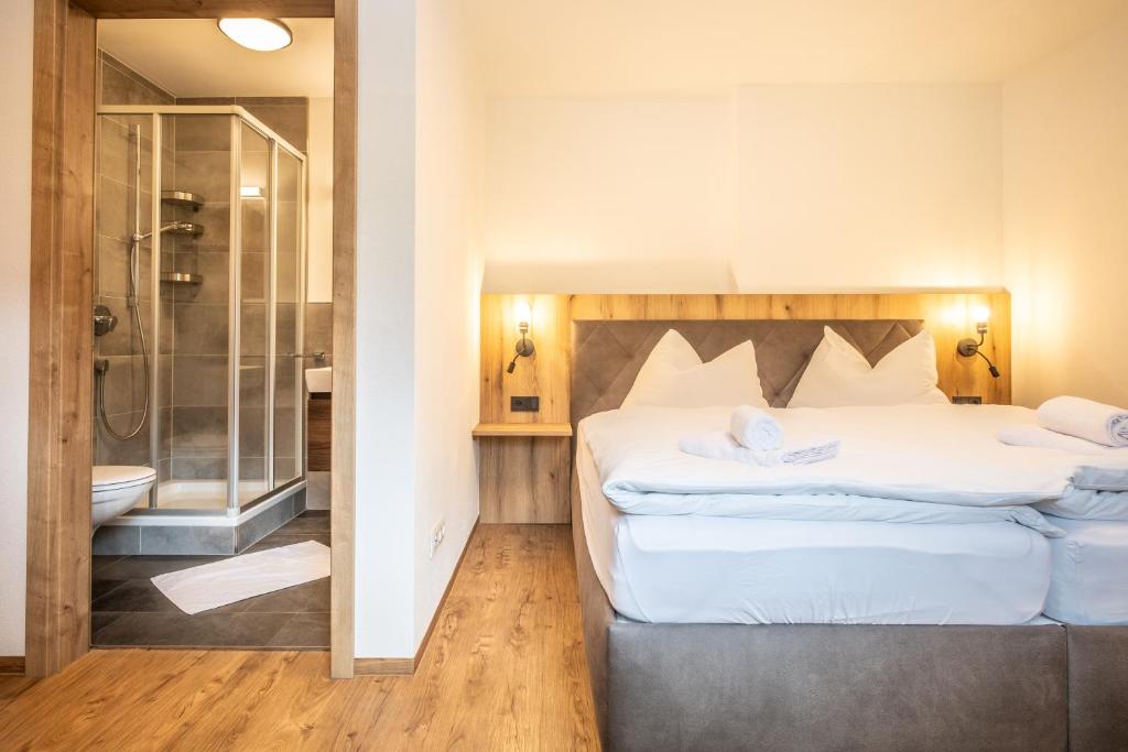 Postel nebo postele na pokoji v ubytování Alpha Apartments