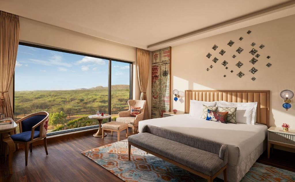 Postel nebo postele na pokoji v ubytování Taj Devi Ratn Resort & Spa, Jaipur