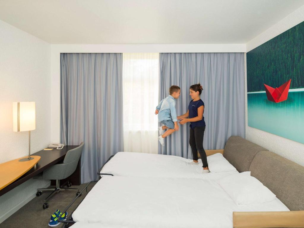 TV a/nebo společenská místnost v ubytování Novotel Lyon Bron Meeting & Events