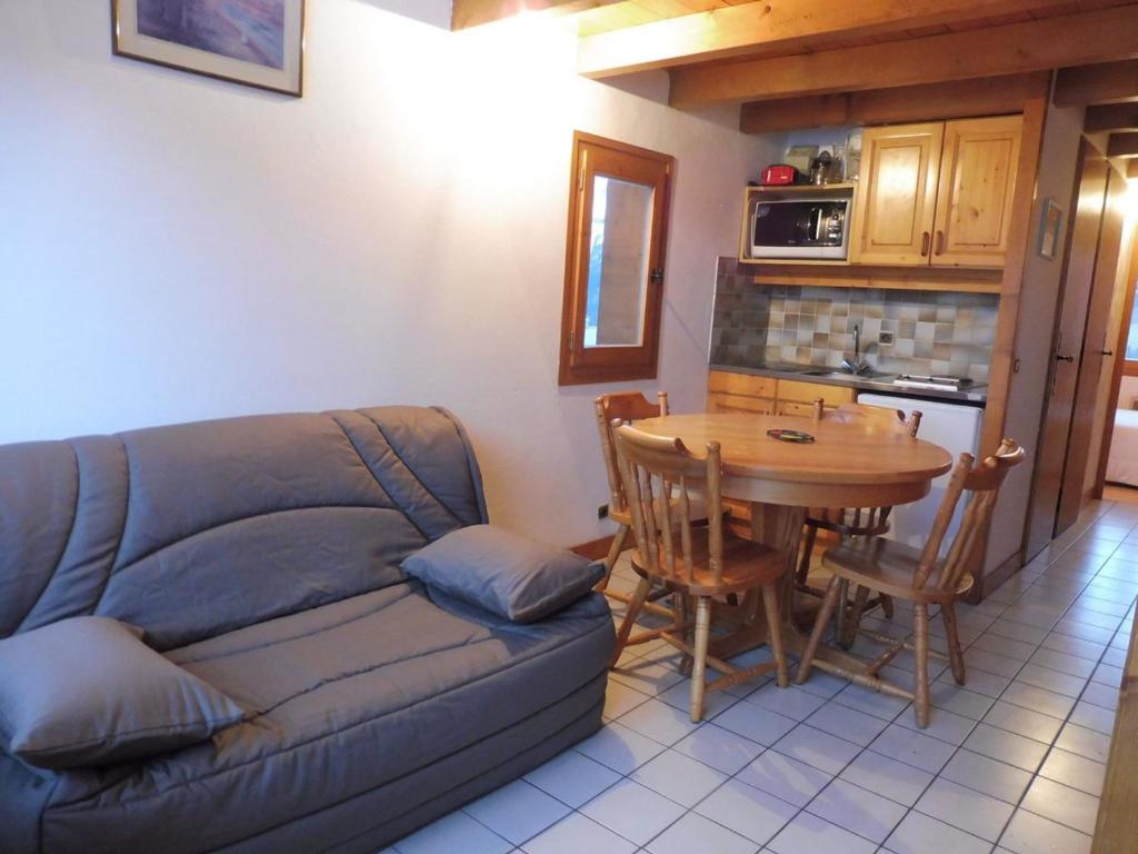 sala de estar con sofá y mesa en Appartement Crest-Voland, 2 pièces, 6 personnes - FR-1-595-80, en Crest-Voland