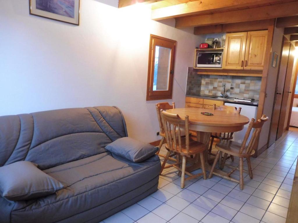 un salon avec un canapé et une table dans l'établissement Appartement cosy 6 pers à 300m des pistes avec garage et mezzanine - Crest-Voland - FR-1-595-80, à Crest-Voland