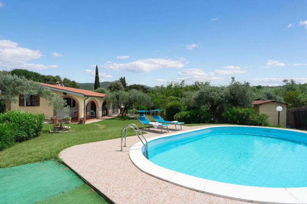 Bazén v ubytovaní Villa Le Vigne alebo v jeho blízkosti