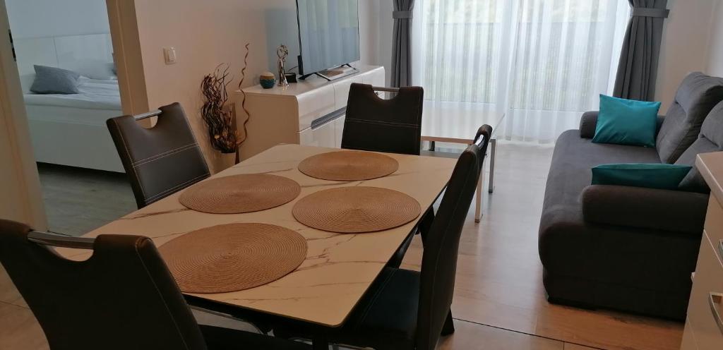 Posedenie v ubytovaní Apartamenty Mariela-Kołobrzeg z garażem