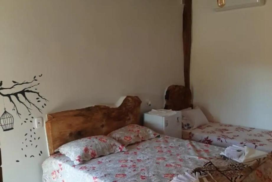 um quarto com uma cama com uma colcha em Pousada Peraputanga em Estivado
