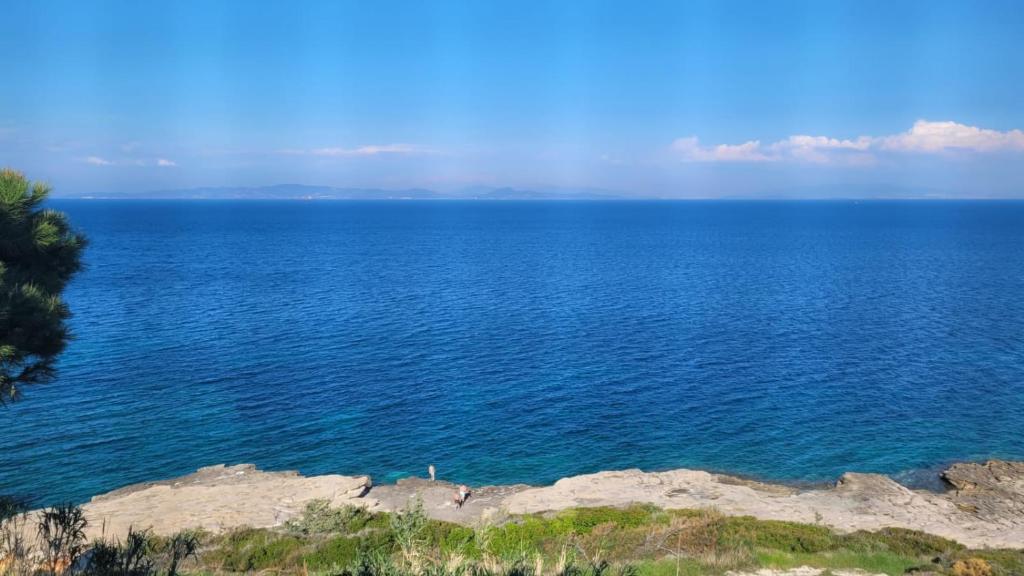 uma vista para uma grande massa de água em Yen's Home em Karaburun