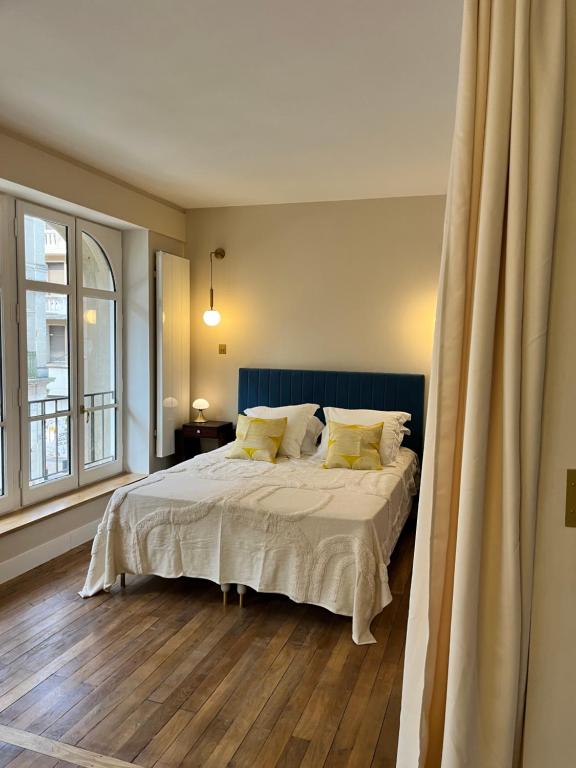 Postel nebo postele na pokoji v ubytování Loft me - Entre art deco et loft à l'americaine