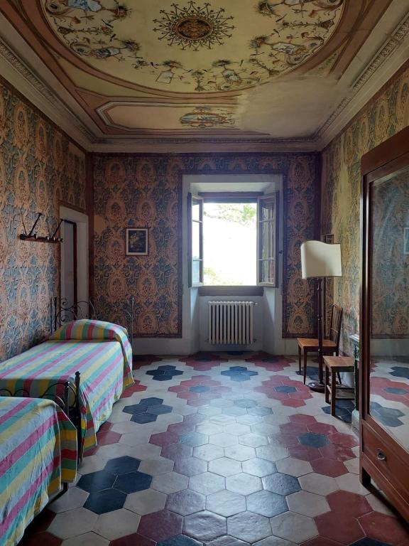Un dormitorio con dos camas y un techo. en Villa Ca' di Monte, en Scopeti