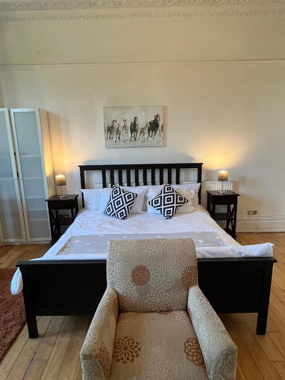 Budget room en-suite 8mins walk to Singleton Hospital, R3 - Camera Doppia Con Bagno Privato