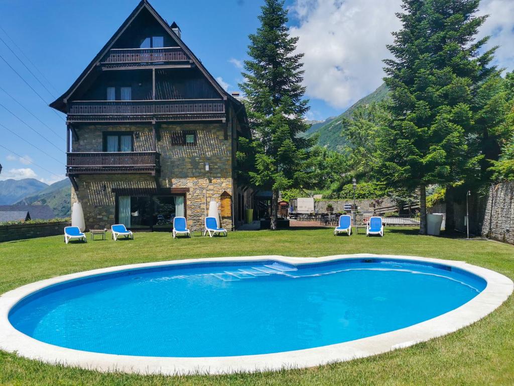 una piscina en el patio de una casa en Hotel de Tredós Baqueira, Affiliated by Meliá en Tredós