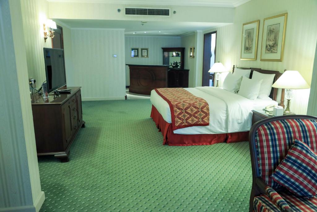 Кровать или кровати в номере The Bristol Hotel by Royal Orchid Hotel Management