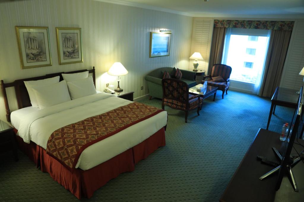 Кровать или кровати в номере The Bristol Hotel by Royal Orchid Hotel Management