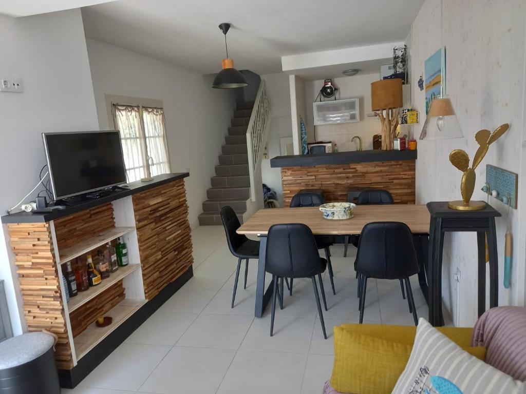 a kitchen and dining room with a table and chairs at Monleon Villa a 10 minutos de la playa 2 parking gratuito in Roses