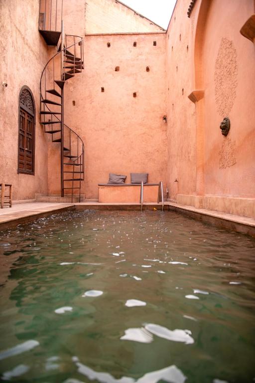 Bazén v ubytování Riad Ben Youssef nebo v jeho okolí