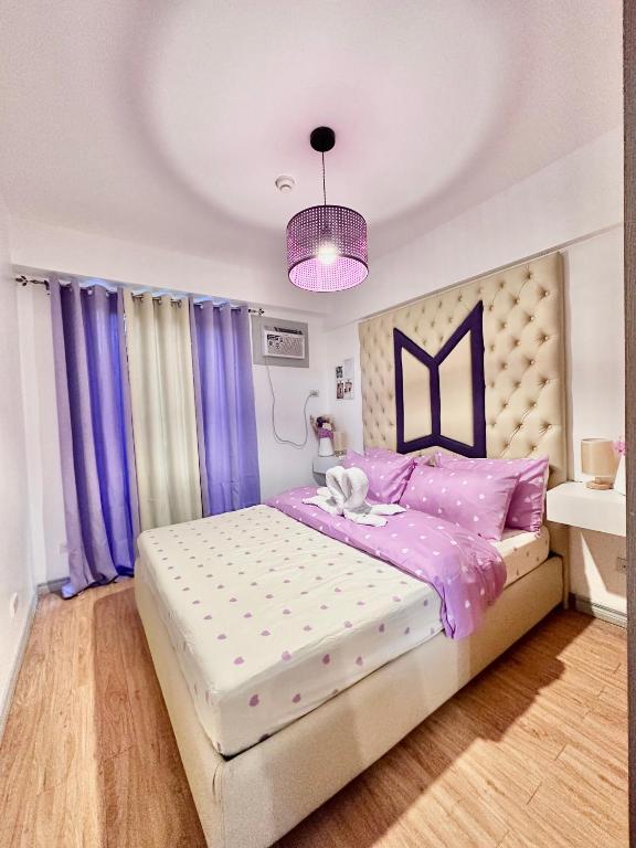 Postel nebo postele na pokoji v ubytování BTS Theme 2 Bedroom Nook at Northpoint in Davao City