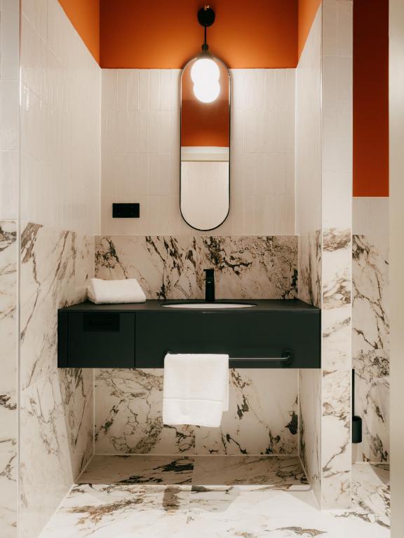 WELTWIEN Luxury Art Apartments & Free Parking - Resim 41