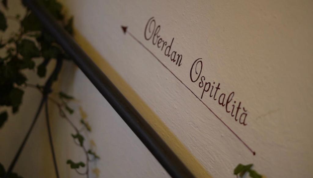Oberdan Ospitalita' في تودي: كتاب عليه كلمات فكتوريا قوطي على جدار