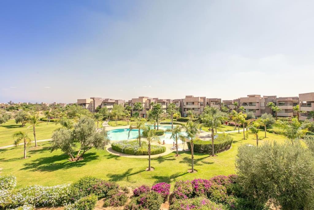 - une vue aérienne sur un parc avec une piscine dans l'établissement Résidence golfique, jardin, piscine, à Marrakech