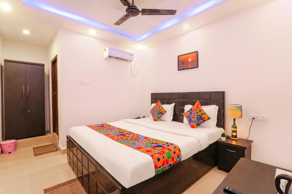 a bedroom with a bed and a ceiling fan at FabExpress Elite Inn in Patna