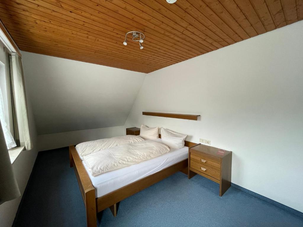 Postel nebo postele na pokoji v ubytování Gasthaus Zum Wilden Mann