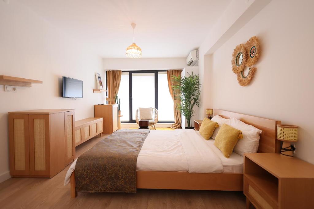 Postel nebo postele na pokoji v ubytování CLK Suites Hotel